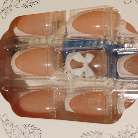 French Tip With Bow Press On Nails - Picture 3 of 3